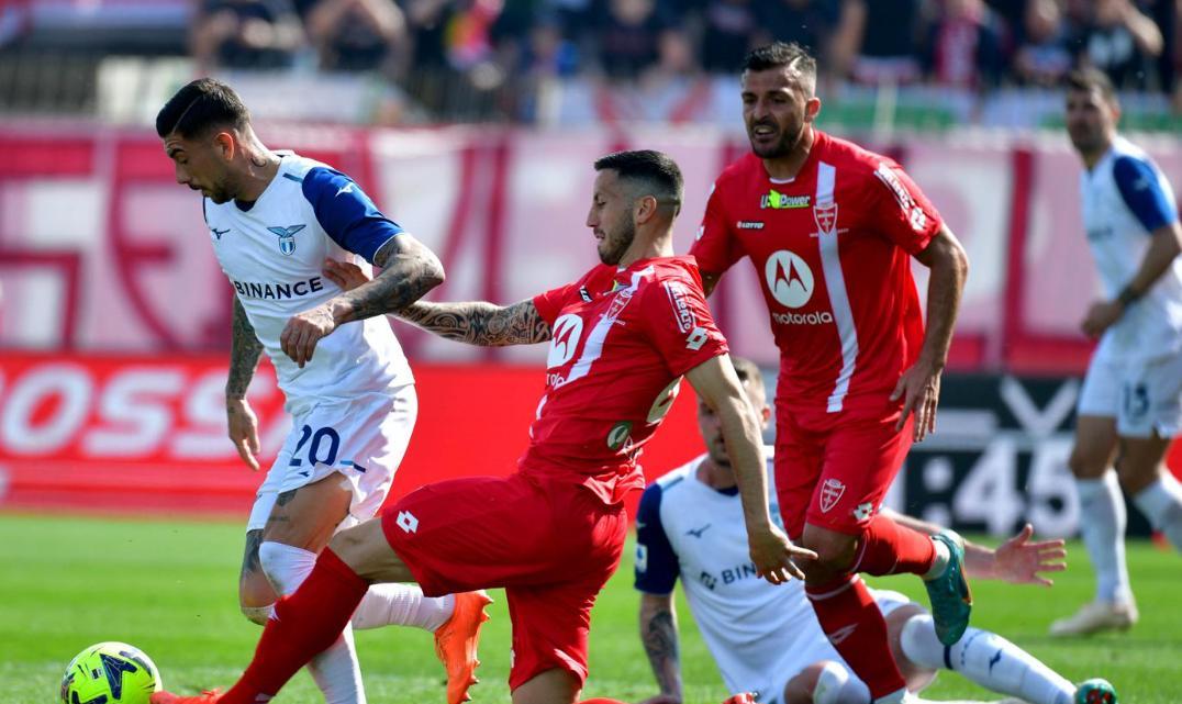 清晨拉齐奥远射贴柱：意甲节点到来，震撼外界，轮换策略成焦点(拉齐奥意甲成绩)